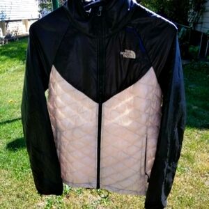 North face light jacket black an off white size medium